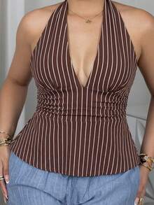 Melissa Matos Top sin espalda con cuello halter, escote profundo en V, cintura ceñida y estampado de rayas - Marrón - Ver 3