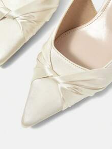 CUCCOO HITCHD 女士25春夏新款尖头细高跟中跟浪漫优雅迷人简约性感香槟色缎面高跟露趾礼服鞋，适合约会、下午茶、派对、情人节等优雅场合。 - 香檳色 - 查看 4