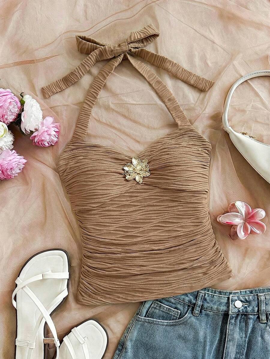 SHEIN 少女休闲日常时尚度假露背纹理面料吊带背心，正面中央饰有装饰，适合夏季穿着 - 杏色 - 查看 1