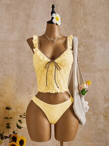 Swim Mod 夏季新款欧美风分体两件套泳衣，露脐上衣饰有撞色滚边和荷叶边，搭配撞色滚边三角泳裤，支撑性吊带比基尼泳衣套装，适合海滩、泳池派对、生日等场合。 - 鵝黃色 - 查看 2