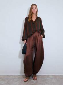 Nöista 夏季条纹V领长袖衬衫，饰有刺绣亮片。精致的刺绣细节和轻盈的雪纺面料，搭配直筒剪裁和宽松袖口，确保穿着舒适，适合各种身材。女士休闲外出上衣。 - 棕色 - 查看 5