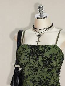 SHEIN ICON 大码女装秋季度假、毕业、返校季服装、夏季度假装、复古风、适合秋季穿着、植绒花卉荷叶边连衣裙、复古Y2K荷叶边吊带裙、万圣节、万圣节服装 - 橄欖綠 - 查看 5