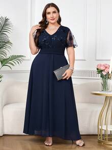 Reflora Macacão plus size elegante com bordado floral e patchwork em tule, ideal para o verão. - Azul - Ver 7