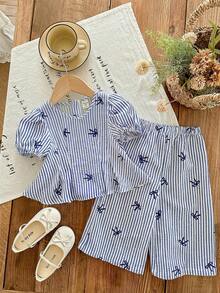 SHEIN LMoss Kids Set de 2 piezas de camisa casual con cuello en V y mangas abullonadas con lazo, y pantalones a rayas para niña - Azul - Ver 6