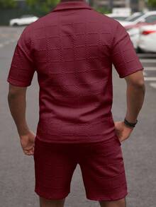 Manfinity CasualCool 男士夏季休閒純色短袖 Polo 衫與短褲套裝（不對稱設計） - 酒紅色 - 查看 2