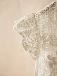 Elaquor 大码刺绣纹理衬衫，修身娃娃衫，圆领荷叶袖修身衬衫，复古浪漫衬衫，前蝴蝶结设计，提花纹理面料，适合约会、音乐节等场合，杏色上衣。音乐节上衣，毕业季上衣，优雅圆领荷叶袖上衣，针织提花纹理面料，优雅收腰衬衫，系带设计。母亲节服装白色衬衫，花卉立体纹理面料，刺绣衬衫，度假装，女士毕业上衣，优雅女士衬衫，婚礼及活动上衣，女士沙滩装，派对上衣，白色蕾丝衬衫，女士夏季衬衫，蕾丝上衣，女士夏季镂空蕾丝衬衫。 - 杏色 - 查看 4