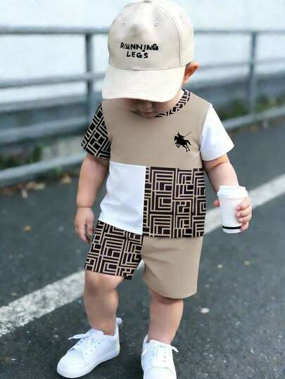 Playful Pals Conjunto casual de niño pequeño con camiseta de manga corta de cuello redondo y pantalones cortos en patchwork de cuadros, adecuado para verano, hogar, exterior, deportes, uso escolar