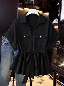 GlowEve CURVE 大码女式新款优雅简约通勤休闲度假法式领夏季休闲纯色V领前开衩抽绳腰金属纽扣蝴蝶结蝙蝠袖翻边短袖衬衫 - 黑色 - 查看 1