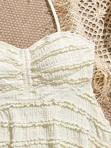 SHEIN 少女吊带泳衣，休闲保守款，浅黄色提花露背吊带上衣，配有抽绳和荷叶边下摆，搭配三角泳裤，时尚优雅，适合游泳、夏季度假、海滩、泳池、节日派对等场合。 - 杏色 - 查看 3