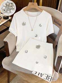 SHEIN PETITE CURVE Bộ đồ 2 món dành cho nữ cỡ lớn, gồm áo thun ngắn tay và chân váy midi đính đá hoa, kiểu dáng thường ngày. - trắng - Xem 1