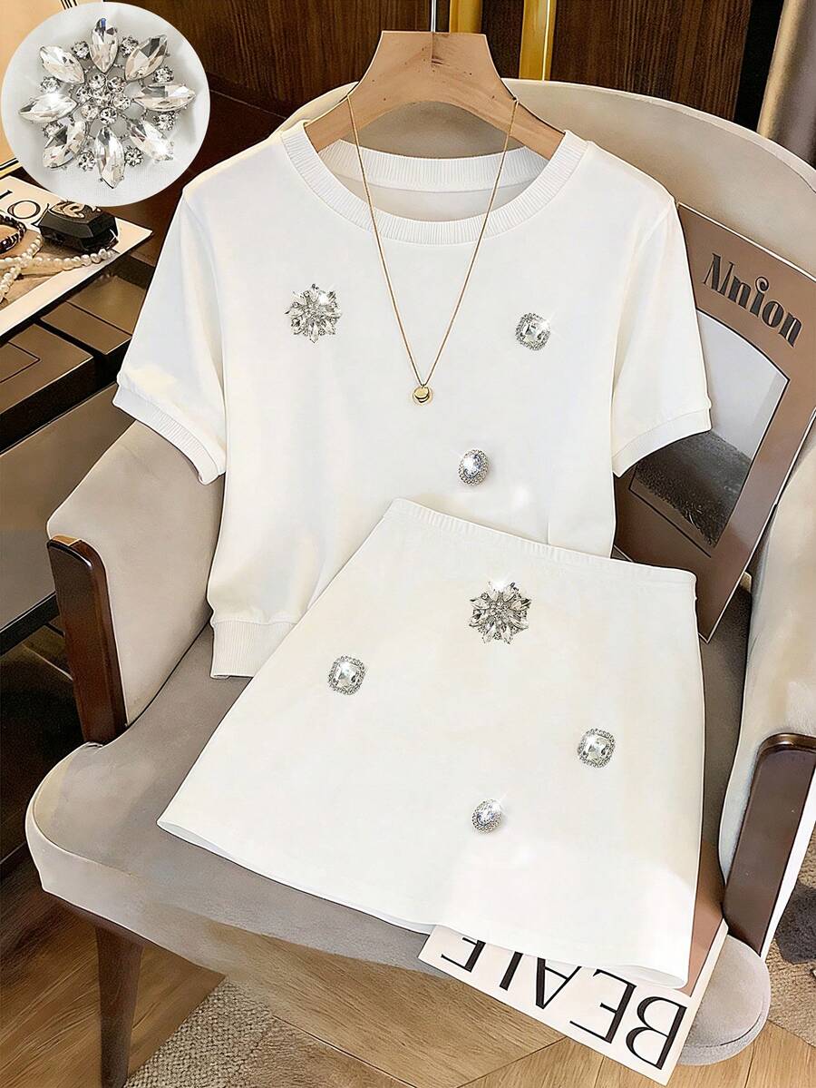 SHEIN PETITE CURVE Bộ đồ 2 món dành cho nữ cỡ lớn, gồm áo thun ngắn tay và chân váy midi đính đá hoa, kiểu dáng thường ngày. - trắng - Xem 1
