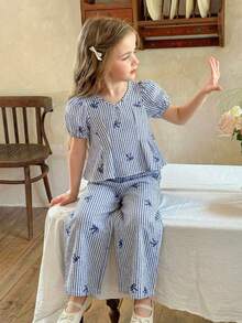 SHEIN LMoss Kids Set de 2 piezas de camisa casual con cuello en V y mangas abullonadas con lazo, y pantalones a rayas para niña - Azul - Ver 2
