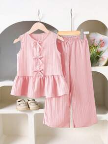 SHEIN Vintaside Kids 2件套女童纯色单排扣蝴蝶结装饰荷叶边吊带背心和纯色裤子，简约夏季通勤套装，女童夏季两件套，女童可爱复古喇叭裤套装，儿童小女孩夏季睡衣套装，小女孩套装，女童粉色两件套，粉色两件套，儿童女童罗纹套装，年轻女孩吊带背心和阔腿裤套装，夏季服装。优雅派对礼服。柔软连衣裙。 - 粉色 - 查看 7