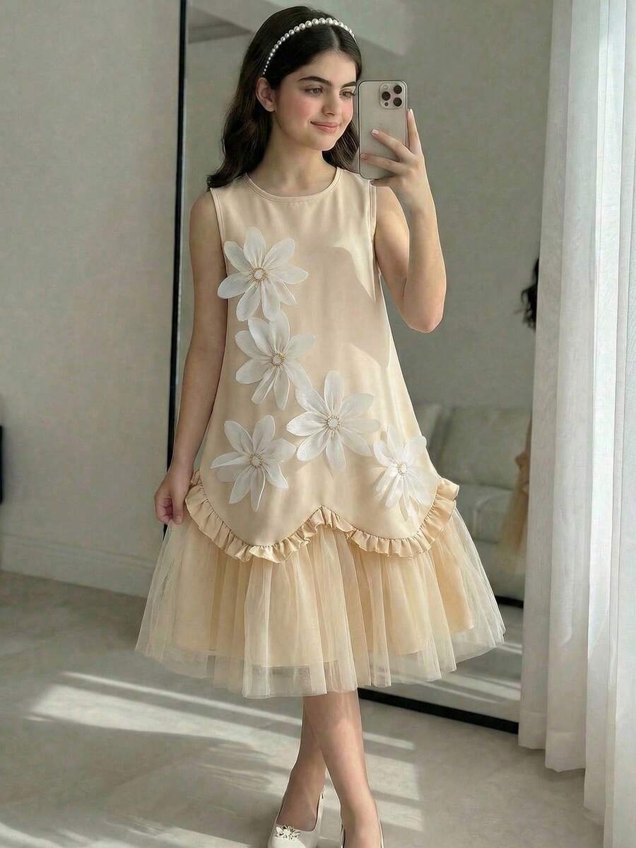这款甜美优雅的修身连衣裙专为少女设计,浅蓝色圆领无袖款式,饰有5朵3D立体花朵贴花,蕾丝滚边下摆搭配荷叶边网纱拼接,及膝长度,非常适合日常穿着和购物外出。 - 杏色 - 查看 1