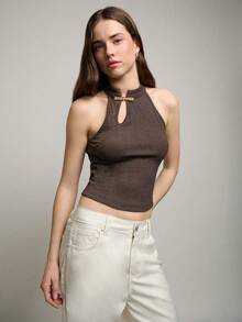 Nöista 这款深棕色无袖背心采用金属质感的中国风纽扣，由质地细腻的针织面料制成，配有立领和钥匙孔设计。修身剪裁尽显精致优雅。是夏季时尚的完美之选，也是都市女性衣橱中不可或缺的百搭单品。 - 咖啡棕 - 查看 3