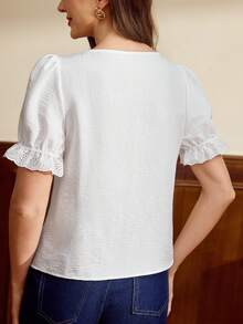 Vintamour 復古優雅女款刺繡襯衫，修身波浪下擺短袖黑白上衣，夏季休閒早午餐度假上班穿著，女式襯衫 - 白色 - 查看 2