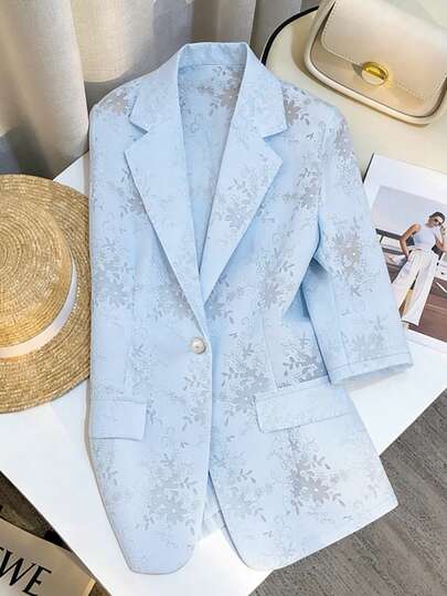 Franclia Blazer feminino azul claro casual, de manga média e modelagem solta, com detalhes florais que suavizam a silhueta. Descontraído e versátil para passeios casuais e jantares, ideal para a primavera. Blazer casual, jaqueta versátil para o dia a dia, chique sem esforço.