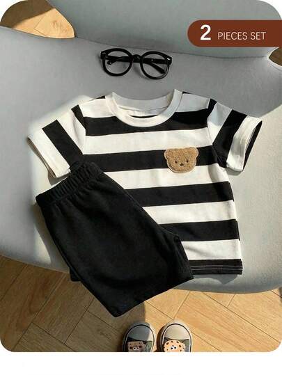 Conjunto de camiseta de manga corta de cuello redondo a rayas con decoración de oso para niños pequeños