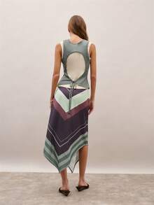 Nöista 这款中长半身裙采用绿色和棕色调的V字印花，中腰设计，侧边配有隐形拉链。轻松百搭，是春夏的理想之选，也是假日、节日或度假穿搭的完美选择。 - 咖啡棕 - 查看 5