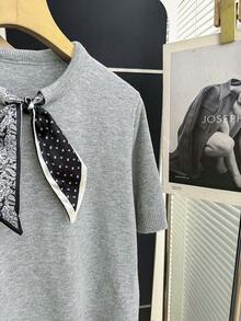 Franclia 新款春夏休闲简约圆领半袖基础款T恤，采用佩斯利花纹和波点拼接，散发法式优雅气息，短款剪裁，比例优化，可搭配连衣裙或裤装，通勤休闲风，罗纹饰边，撞色领口系带设计针织上衣 - 淺灰色 - 查看 6