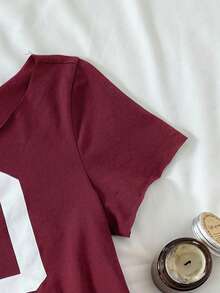 SHEIN Áo thun nữ tuổi teen phong cách thường ngày, đường phố, cổ điển, in số, kiểu dáng bất đối xứng, vai rộng, tay raglan, chất liệu cotton mềm mại, màu trơn. - Màu Đỏ Sâu - Xem 4