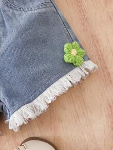 Shorts Denim para Meninas, Leve Verão Novos Lançamentos, Denim Azul Médio Lavado, Moda Urbana Fofa e Doce, Cintura Elástica com Decoração Floral, Barra com Franjas, Ajuste Relaxado Sem Elasticidade, Tecido Denim de Algodão Macio, Adequado para Uso Diário, Festa, Escola, Transporte, Coleção Primavera/Verão 2026 - Lavagem Média - Visão 5