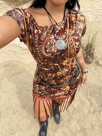 Rustia Plusstorlek damklänning i westernstil med paisleymönster, volangband och tofsliknande kjol