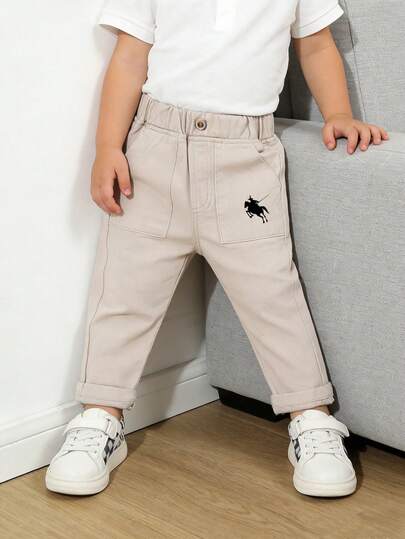 男婴可爱牛仔裤，灰色方口袋饰以马匹印花，修身剪裁，面料柔软舒适，适合日常穿着，春夏秋冬皆宜。