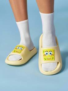 SpongeBob SquarePants | SHEIN 时尚可爱卡通浅黄色女士套脚拖鞋，防滑速干，轻便耐用EVA材质，适合居家、浴室、游乐场、游泳池、海滩等室内外场所穿着，不对称图案 - 黃色 - 查看 2