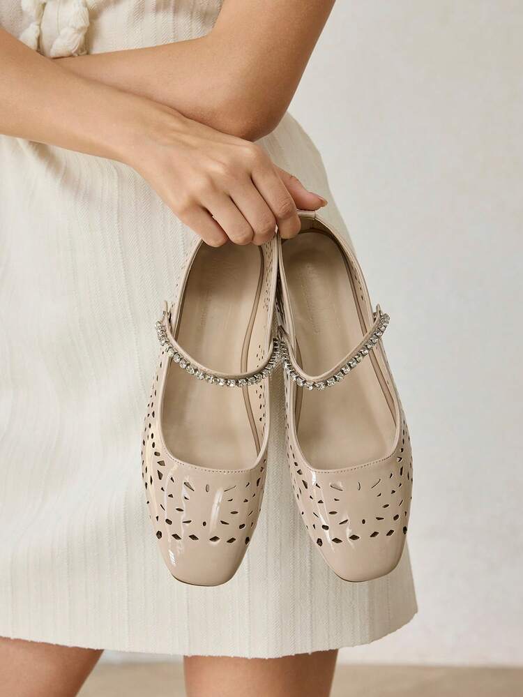 WOMEN SHOES EUROPEAN AND AMERICAN NEW FASHION RETRO RHINESTONE BELT ENGRAVED HOLLOW SQUARE TOE FLAT MARY JANE SHOES, BREATHABLE AND COMFORTABLE CASUAL VERSATILE, LOW VAMP AND NOT TIRED FEET ELEGANT AND ADVANCED FOREIGN STYLE SHOES
