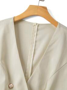 GlowEve CURVE Conjunto de camisa de manga corta cruzada y pantalones cortos de talle ceñido en color albaricoque para mujeres de talla grande, elegante, adecuado para la vida diaria, el transporte y el uso vacacional - Albaricoque - Ver 6