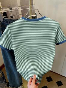 Resyla Áo thun cổ bẻ họa tiết mèo sọc tương phản phong cách Y2K "Paris Cat" in sọc, áo thun casual kiểu preppy, áo thun mùa hè họa tiết mèo sọc tương phản, áo thun casual in hình mèo dễ thương, áo thun tay ngắn họa tiết mèo "Loveraris" sọc tương phản kiểu retro. - màu xanh lá - Xem 2