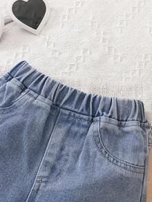 Shorts Denim para Meninas, Leve Verão Novos Lançamentos, Denim Azul Médio Lavado, Moda Urbana Fofa e Doce, Cintura Elástica com Decoração Floral, Barra com Franjas, Ajuste Relaxado Sem Elasticidade, Tecido Denim de Algodão Macio, Adequado para Uso Diário, Festa, Escola, Transporte, Coleção Primavera/Verão 2026 - Lavagem Média - Visão 7