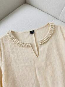 Franclia 女士优雅圆领V领珍珠装饰长袖衬衫，适合通勤和日常优雅穿着 - 杏色 - 查看 4