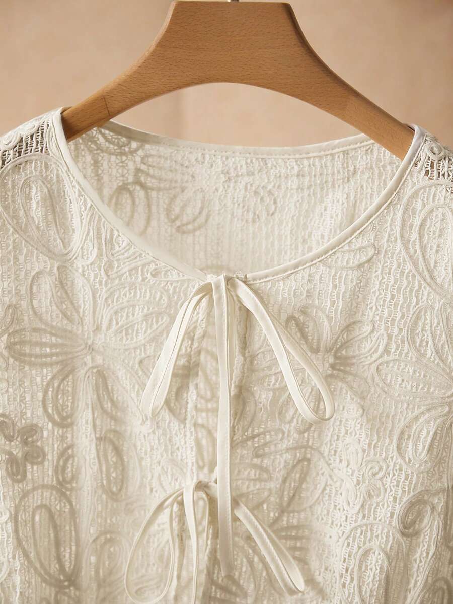 Elaquor 大码刺绣纹理衬衫,修身娃娃衫,圆领荷叶袖修身衬衫,复古浪漫衬衫,前蝴蝶结设计,提花纹理面料,适合约会、音乐节等场合,杏色上衣。音乐节上衣,毕业季上衣,优雅圆领荷叶袖上衣,针织提花纹理面料,优雅收腰衬衫,系带设计。母亲节服装白色衬衫,花卉立体纹理面料,刺绣衬衫,度假装,女士毕业上衣,优雅女士衬衫,婚礼及活动上衣,女士沙滩装,派对上衣,白色蕾丝衬衫,女士夏季衬衫,蕾丝上衣,女士夏季镂空蕾丝衬衫。 - 杏色 - 查看 1