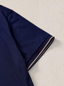 Mercer Haus 男士纽扣领 Polo 衫，饰有盾形图案，适合在夏威夷享受夏季热带假期。 - 藏蓝色 - 查看 4