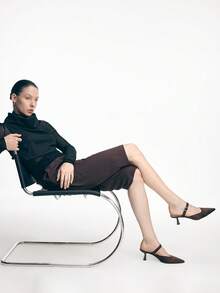 Bombas de punta puntiaguda de tacón bajo en color marrón con un estilo minimalista y elegante para el transporte - Marrón - Ver 8