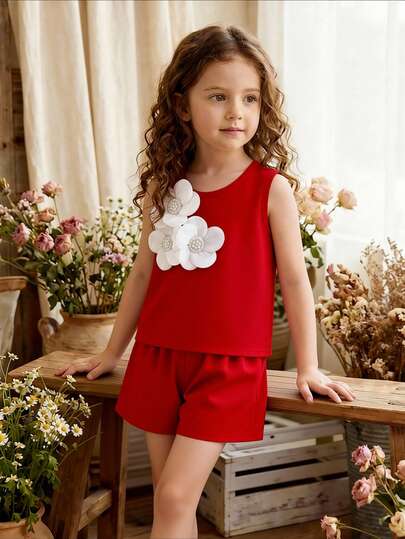 女童红色碎花无袖上衣配蝴蝶结短裤套装，以及时尚夏季儿童优雅度假装