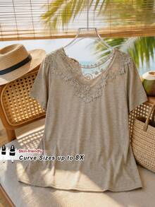 SHEIN CURVE+ Curve 尺码 US22 音乐节、海滨度假、波西米亚风大号女士蕾丝T恤，后摆设计，休闲度假衬衫，宽松衬衫 - 卡其色 - 查看 9