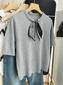 Franclia 新款春夏休闲简约圆领半袖基础款T恤，采用佩斯利花纹和波点拼接，散发法式优雅气息，短款剪裁，比例优化，可搭配连衣裙或裤装，通勤休闲风，罗纹饰边，撞色领口系带设计针织上衣 - 淺灰色 - 查看 7