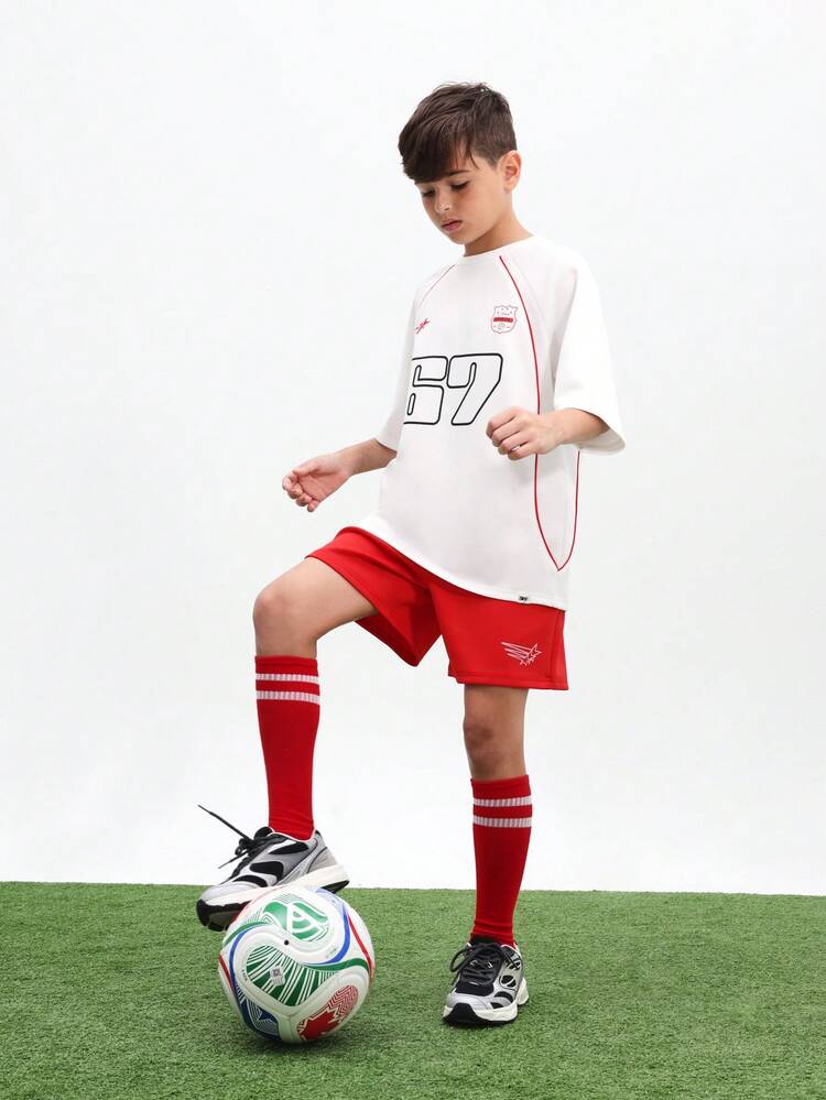 Conjunto de Camiseta de Manga Curta com Gola Careca e Shorts Esportivos Oversized com Estampa do Número 67 para Meninos