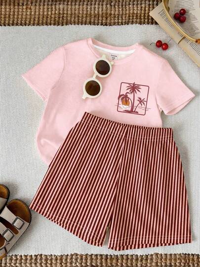 SHEIN 米色和棕色条纹，热带棕榈树印花，少女休闲简约圆领短袖T恤和短裤两件套，适合春夏日常穿着、街头风、居家、度假、农场、度假村等场合。
