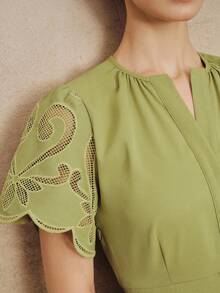 Anewsta 春夏新款法式浪漫优雅粉色镂空刺绣V领短袖高腰A字连衣裙，女装 - 綠色 - 查看 2