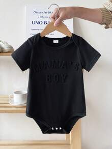 SHEIN Playful Pals 男婴幼儿新生儿0-3岁春夏休闲日常穿着及外出趣味3D标语“妈妈的宝贝”针织天蓝色短袖连体衣，纯棉材质 - 黑色 - 查看 3