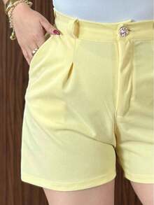 Short con botón y pinzas - Amarillo - Ver 7