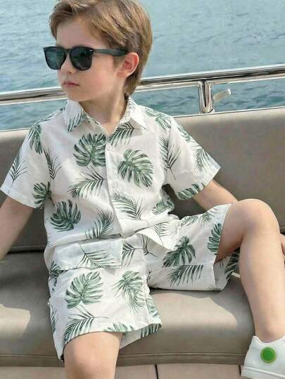 SHEIN Conjunto de camisa de manga corta y pantalones cortos de estilo minimalista casual de vacaciones para niño pequeño, con estampado de plantas tropicales, verde fresco, playa y océano, en un estilo retro americano cómodo