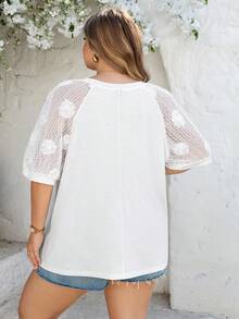 SHEIN CURVE+ Curve 尺码 US22 音乐节、海滨度假、波西米亚风女式上衣，拼接不同材质，白色T恤，立体花朵面料T恤 - 白色 - 查看 2