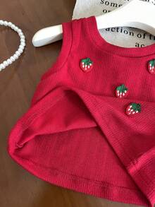 SHEIN Vintaside Kids 2件套女婴夏秋季休闲风无袖草莓装饰上衣和短裤 - 紅色 - 查看 6
