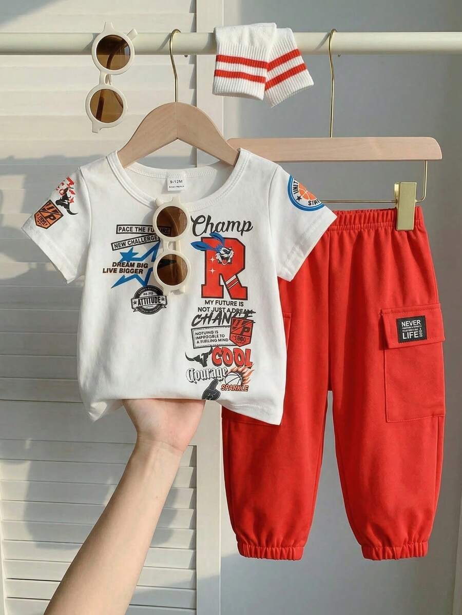 SHEIN Playful Pals 两件套幼儿男童标语印花白色针织短袖T恤搭配黑色梭织工装裤套装，时尚休闲，适合夏季日常、户外、旅行穿着。 - 紅色 - 查看 1