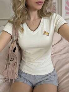 CovetEZ 女士休闲简约撞色贝壳边饰小熊图案V领褶皱T恤，适合夏季、秋季和开学季穿着。 - 彩色 - 查看 4